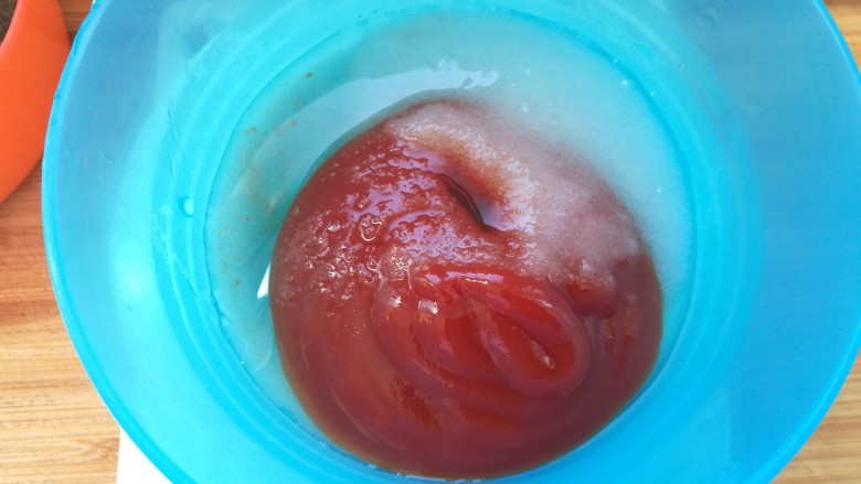 菠萝咕咾肉,<a style='color:red;display:inline-block;' href='/shicai/ 699'>番茄酱</a>，白醋，糖混合均匀备用