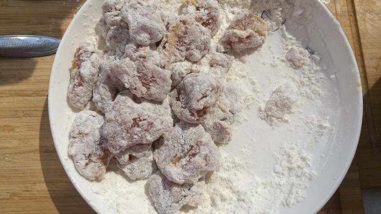 菠萝咕咾肉,每块肉的表面都要裹上一层面粉