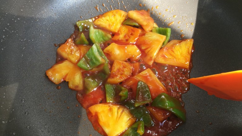 菠萝咕咾肉,放入调好的番茄汁，青椒