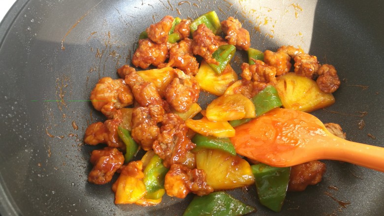 菠萝咕咾肉,放入炸好的肉，翻炒，最后放入<a style='color:red;display:inline-block;' href='/shicai/ 156925'>水</a>淀粉就可以出锅了