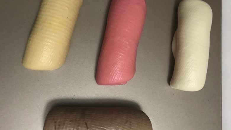 四色眼影吐司,全部擀开卷起,松弛15分钟。