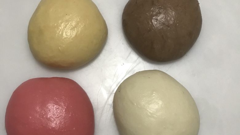 四色眼影吐司,滚圆,室温基础发酵至两倍大。