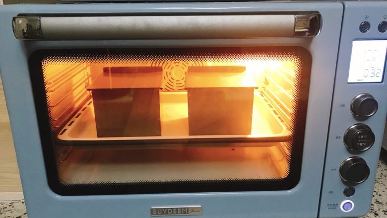 四色眼影吐司,烤箱中下层上下火170度32分钟,火力时间根据自己烤箱模具调节。