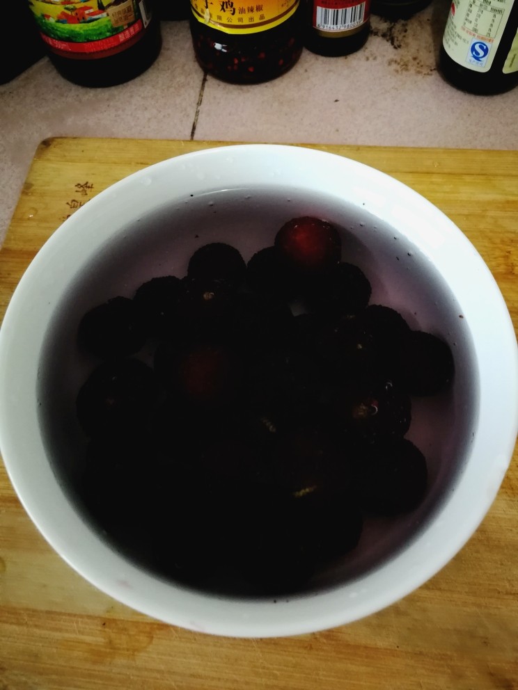 杨梅汤,用盐水寖泡半小时,让虫虫浮出来,避免在煮时,虫虫漂在锅里。