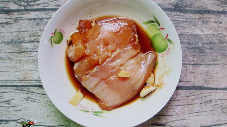 减肥餐——黑椒鸡胸肉色拉,一块<a style='color:red;display:inline-block;' href='/shicai/ 101'>鸡胸肉</a>,片成两片。用刀背把肉拍松,两面都要拍。撒上黑胡椒和盐用手给肉按摩一下,放上姜片浇一点料酒,放冰箱里腌制10分钟左右