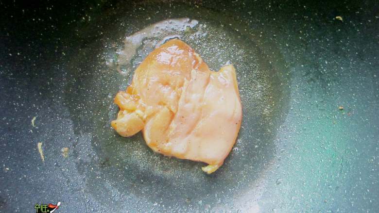 减肥餐——黑椒鸡胸肉色拉,煎锅中放入少许油,放入鸡排煎