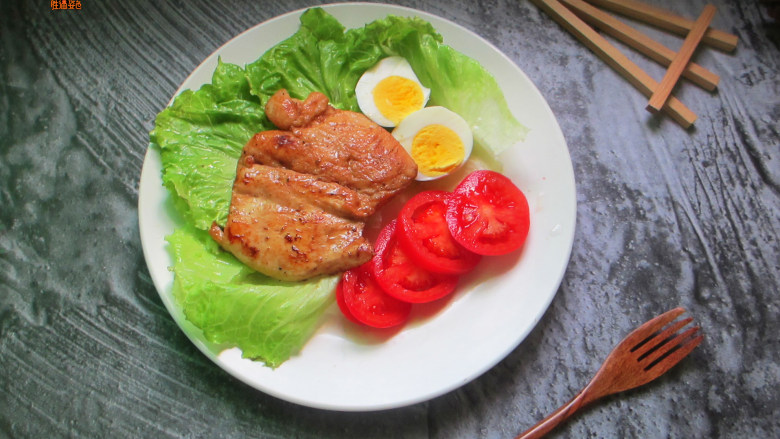 减肥餐——黑椒鸡胸肉色拉,一片鸡胸肉大概150g并含有20%也就是30g的蛋白质,在健身界或减脂界中他是一项圣品。