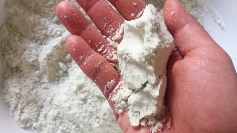 薄荷豆沙松糕,用双手揉搓,再加水,再揉搓,直到能捏成松散的团状