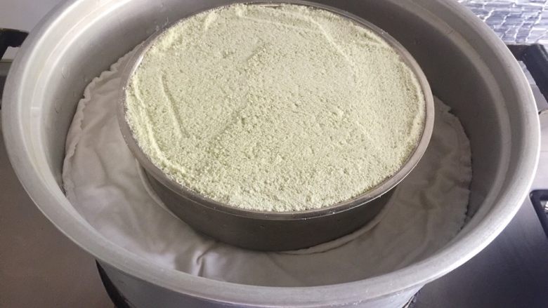 薄荷豆沙松糕,大火,上气后蒸20分钟