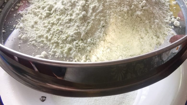 薄荷豆沙松糕,接着过筛,有小颗粒的一定要碾碎