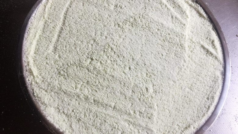 薄荷豆沙松糕,再倒剩下的全部,表面尽量抹平