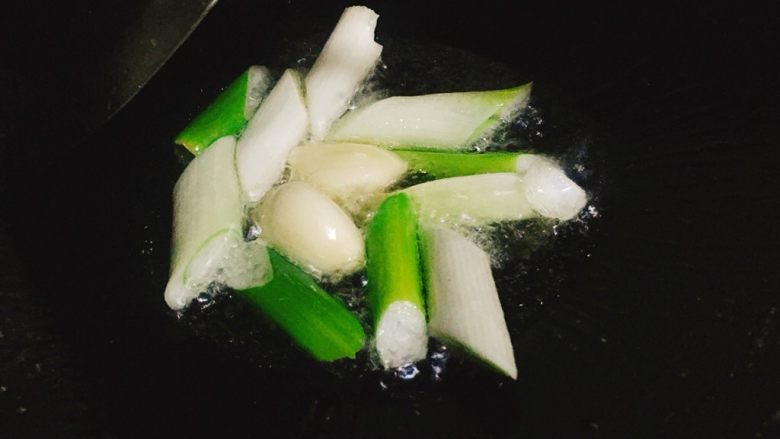 香辣什蔬干锅 超级开胃素菜,锅内加适量油,热至7成热,加入大葱和蒜头翻炒爆香。