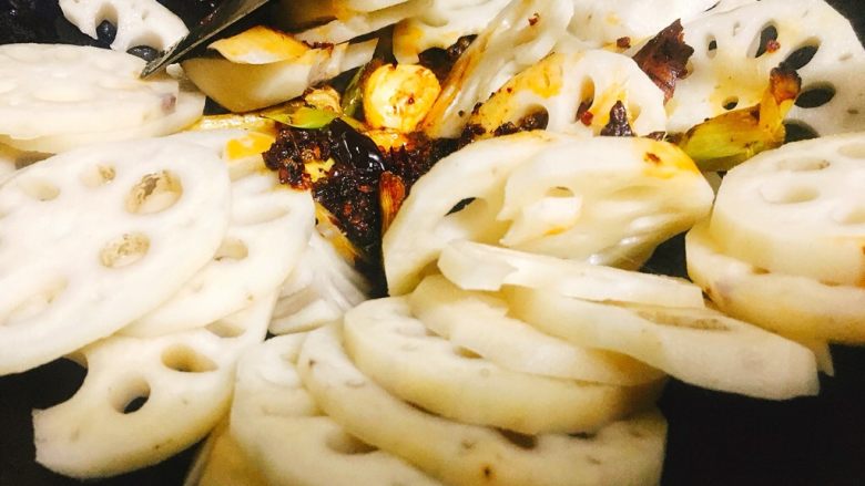 香辣什蔬干锅 超级开胃素菜,加入适量火锅料炒散后,倒入藕片,加入2勺<a style='color:red;display:inline-block;' href='/shicai/ 718'>料酒</a>,一起中火翻炒约30秒。