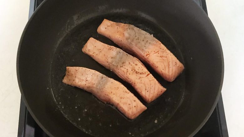 减脂健身菜 柠香黑椒三文鱼果蔬沙拉,煎至两面变色立即出锅