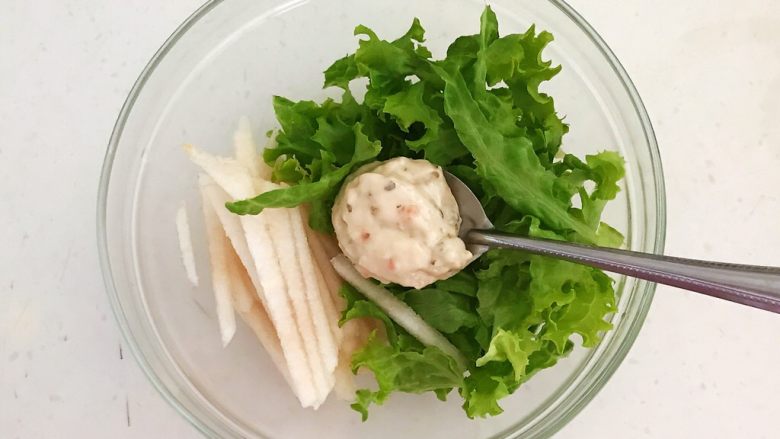 减脂健身菜 柠香黑椒三文鱼果蔬沙拉,把梨丝和生菜放在一个大碗里,加入1勺沙拉酱