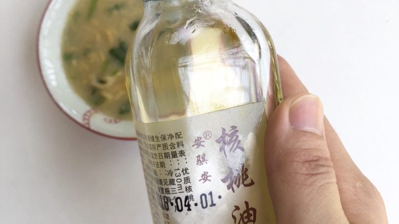 三文鱼南瓜米粉疙瘩,出锅滴入几滴核桃油,营养翻倍哦。核桃油尽量不要遇高温,比如炒菜之类,这样会破坏其营养成分哦