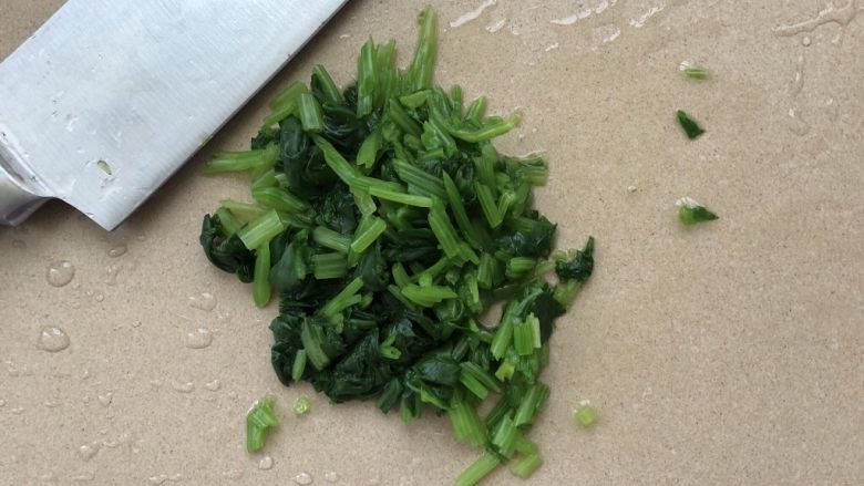 三文鱼南瓜米粉疙瘩,捞起沥水切小段,小宝宝可以切碎一点