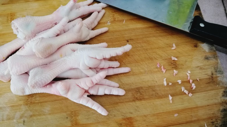 泡椒凤爪,把凤爪洗干净，并把指甲去除。