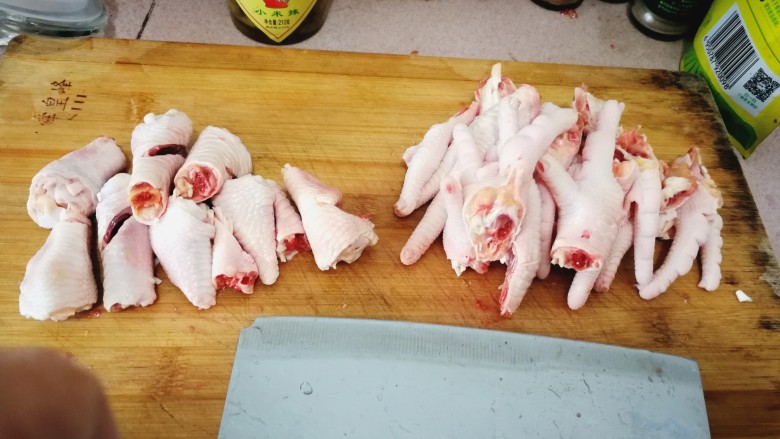 泡椒凤爪,把凤爪切开。