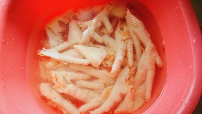 泡椒凤爪,用水寖泡一段时间。