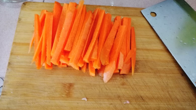 泡椒凤爪,在凤爪寖泡时间里，把<a style='color:red;display:inline-block;' href='/shicai/ 25'>胡萝卜</a>切条。