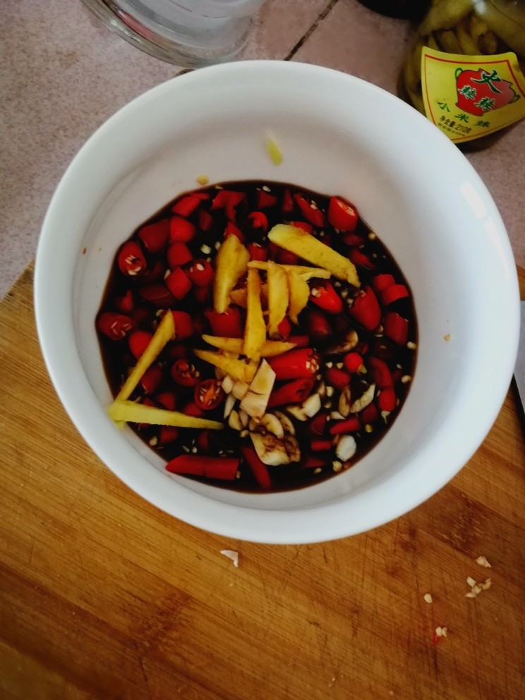 泡椒凤爪,制作泡凤爪的调料，把<a style='color:red;display:inline-block;' href='/shicai/ 82'>小米椒</a>切碎，加入<a style='color:red;display:inline-block;' href='/shicai/ 37'>姜</a>蒜盐生抽搅拌均匀。