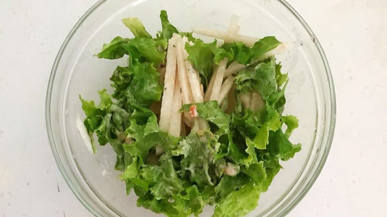 减脂健身菜 柠香黑椒三文鱼果蔬沙拉,调匀,果蔬沙拉做好了准备