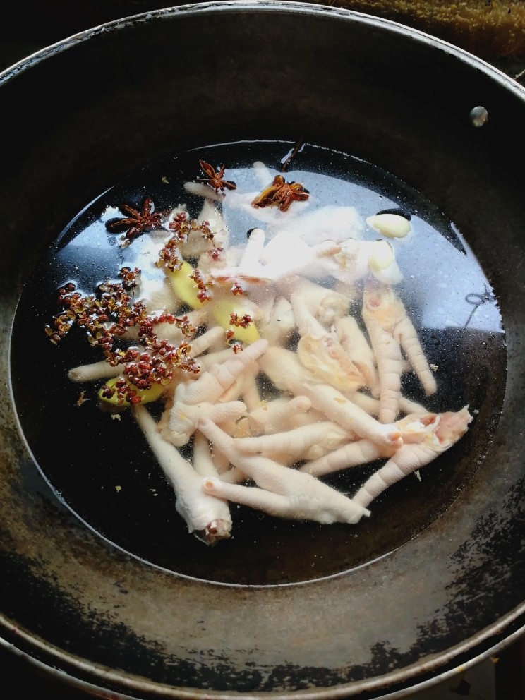 泡椒凤爪,把凤爪下锅，加入<a style='color:red;display:inline-block;' href='/shicai/ 700'>花椒</a><a style='color:red;display:inline-block;' href='/shicai/ 695'>八角</a>姜片料酒煮，直到凤爪煮熟。