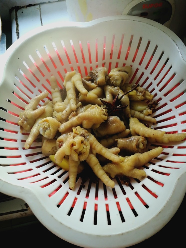 泡椒凤爪,把煮好的凤爪过一遍冷水，并沥干。