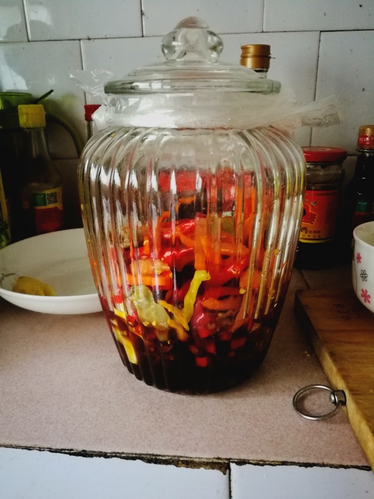 泡椒凤爪,用个适当的容器把胡萝卜和凤爪一起装起来，里面加几颗<a style='color:red;display:inline-block;' href='/shicai/ 866'>冰糖</a>，增加脆感，放入冰箱一段时间，就可以拿出来吃啦。