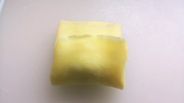草莓班戟,再上下折叠,一个班戟就包好了,