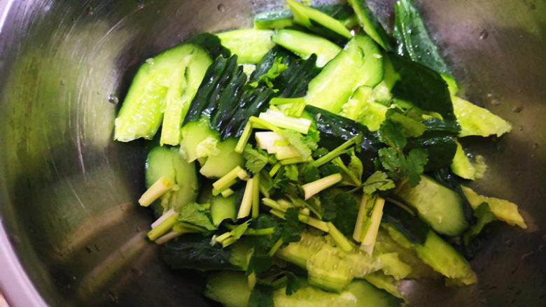 黄瓜拌猪头肉,<a style='color:red;display:inline-block;' href='/shicai/ 131'>香菜</a>清洗干净,去根,切成1厘米左右的段,拌入黄瓜里,