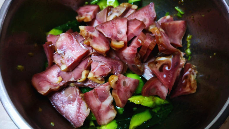 黄瓜拌猪头肉,再把切好的猪头肉放进去拌一下,