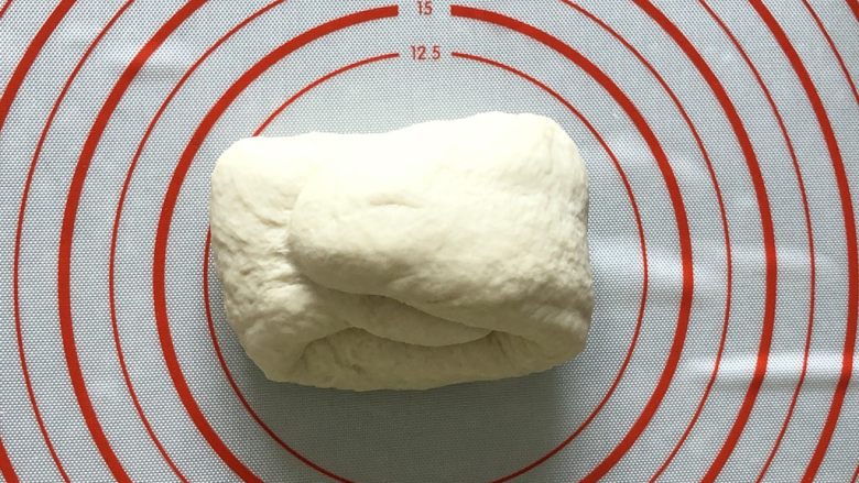 奥尔良卷边披萨,折叠法揉至黄油完全吸收,微微扩展状态即可!