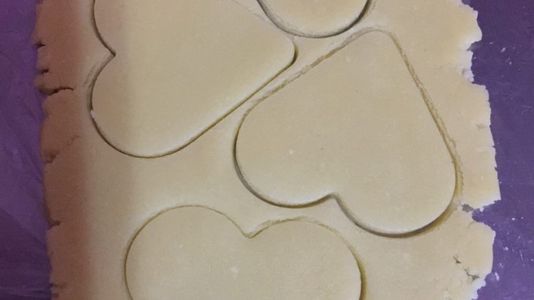 心型饼干(520),撕去上面的保鲜膜 用模具压出形状 然后轻轻取下