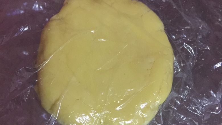 心型饼干(520),冷藏后的面团取出 准备一个大号的保鲜袋裁开
取一部分面团稍微压扁,面皮的上下都要放保鲜袋这样压出来的季光滑又不占哦