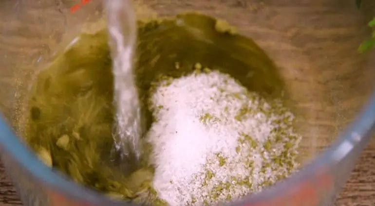 有一种浪漫叫抹茶牛奶,先倒入抹茶粉、糖、清水,搅拌均匀