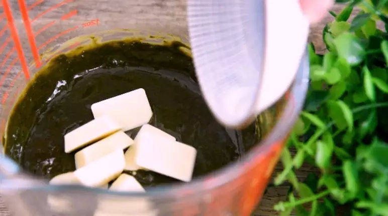 有一种浪漫叫抹茶牛奶,加入白巧克力,微波30秒