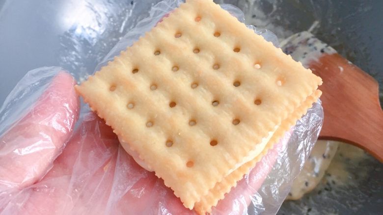 牛扎糖饼干,另取一片饼干盖上,轻轻压一下即可。