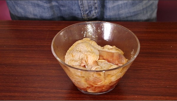 耗油鸡腿,<a style='color:red;display:inline-block;' href='/shicai/ 92'>鸡腿</a>去骨洗净,倒入两勺耗油抓匀,腌制一夜