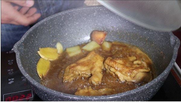 耗油鸡腿,
25分钟后把调料捡出来,把肉拿出放凉