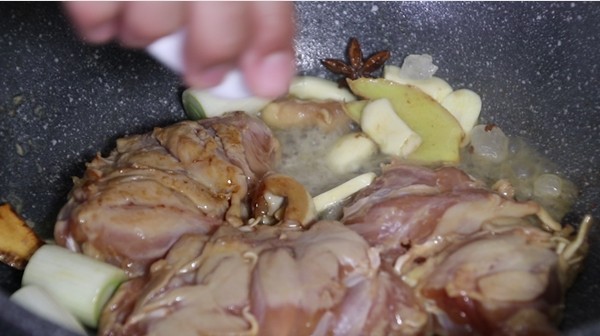 耗油鸡腿,
再放料酒少许生抽和耗油,因为生抽和耗油是咸的就不用放盐了