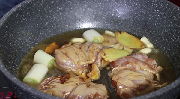 耗油鸡腿,
翻炒均匀倒入和鸡腿平行的水盖盖焖煮25分钟
