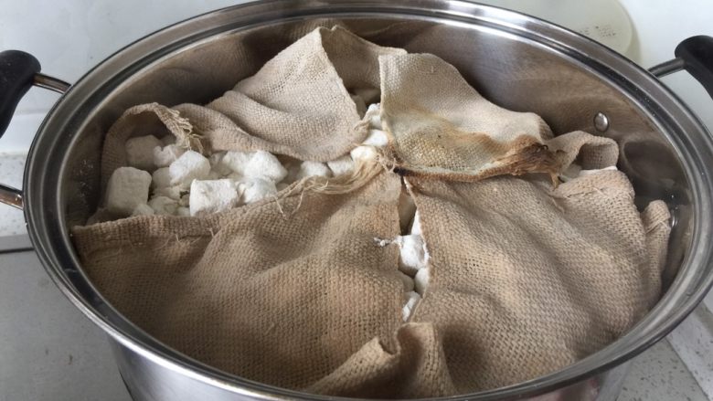 茄子麦饭,将蒸布盖起来,盖盖儿蒸20分钟
