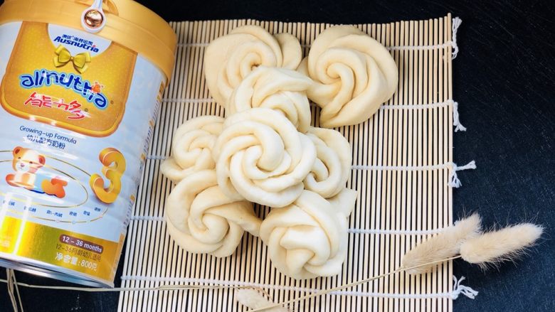 漂亮玫瑰花奶香馒头,一朵朵香喷喷的奶香味小玫瑰就做好了,快来给宝宝做起来吧!