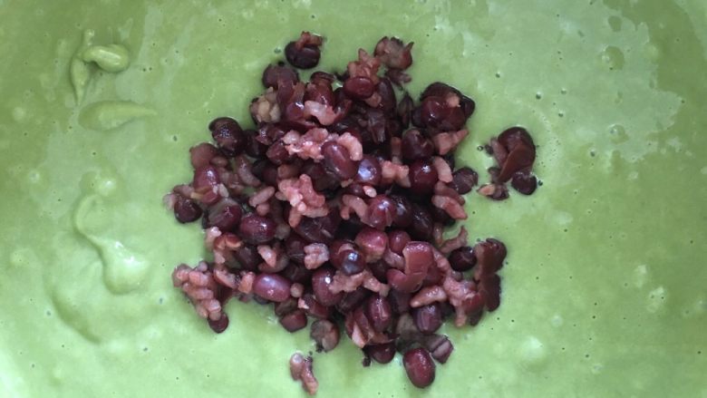 红豆抹茶玛芬,加入蜜豆,搅拌均匀
