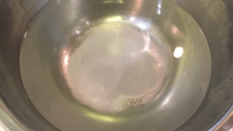 中式鸡肉沙拉,准备一盆冷开水,加2T的盐
