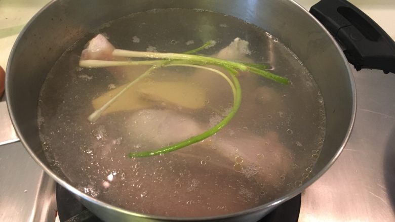 中式鸡肉沙拉,加进煮鸡全腿的汤锅里,水开后继续煮15分钟