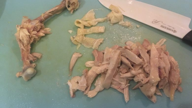 中式鸡肉沙拉,鸡全腿降温后,先脱鸡皮切丝,鸡腿肉用手直接鲁下再剥成丝状