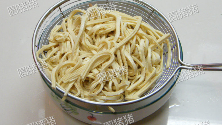 凉拌干丝——让干丝柔软的窍门,浸泡过的干丝用凉开水过凉,彻底沥干水份,切成两段。